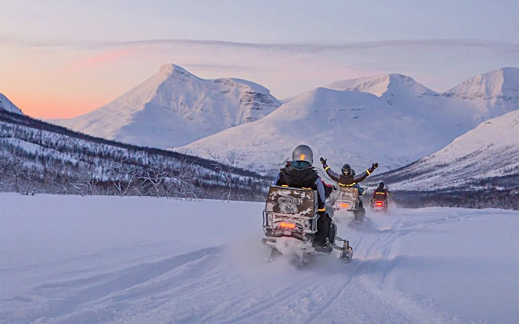 arctic-holiday-snowmobile-landscape skimobliles photography